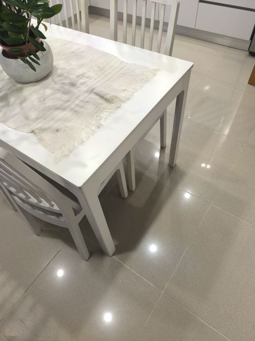 Mesa de cozinha + 4 cadeiras