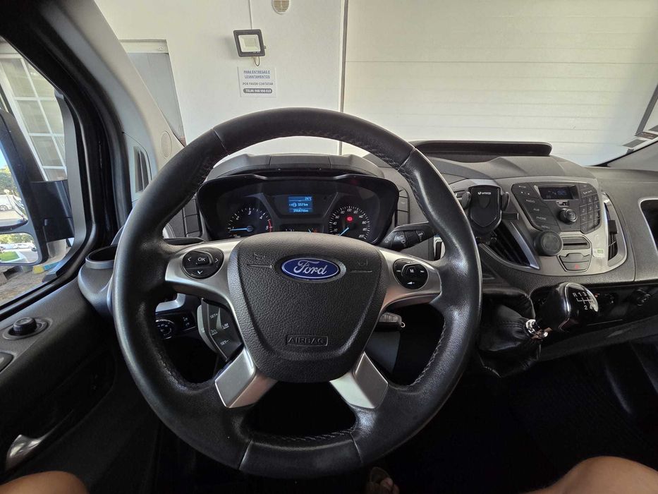 Viatura Ford Transit Custom, de cor preta