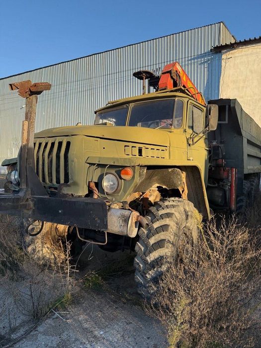 Урал 4320 самоскид з краном-маніпулятором (КМУ).
