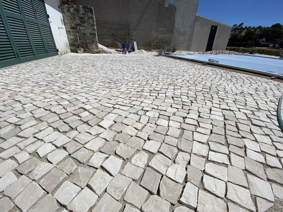 Fornecimento e aplicação de calçada á portuguesa