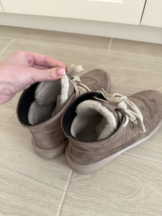 Замшеві черевики бежевого кольору