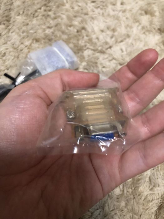 Різні шнури кабелі для компютера і супутникового приймача