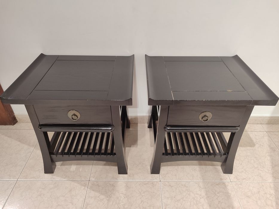 Mesa de cabeceira oriental
