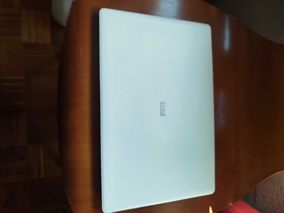 Computador portátil Insys branco.