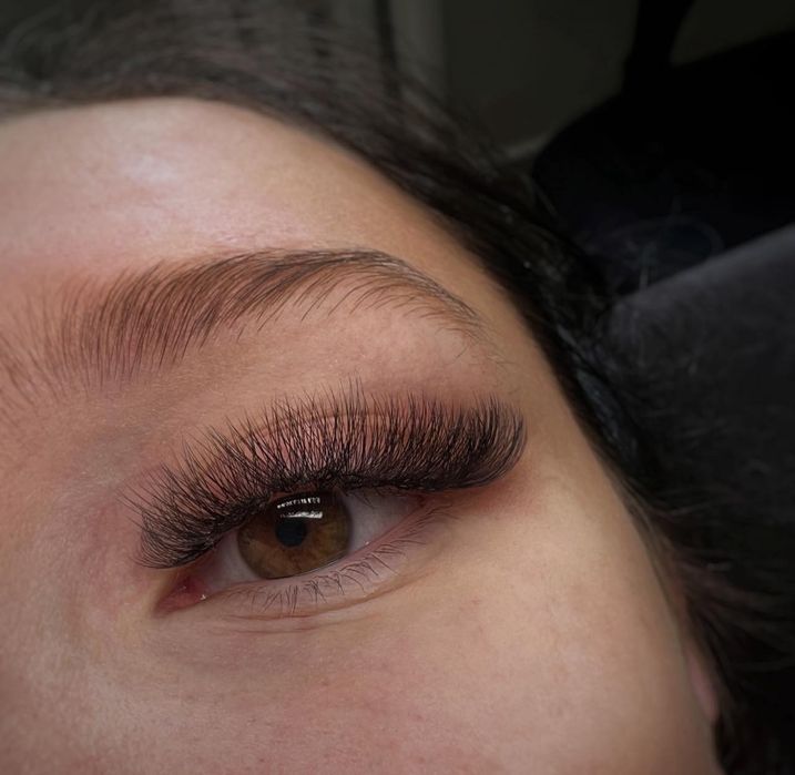 Rzęsy 1:1 oraz objętościowe (Mega Volume)