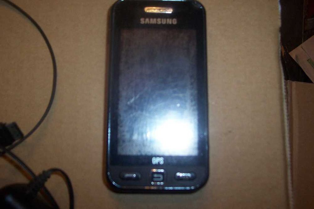 Telefon komórkowy Samsung ( ?) + ładowarka