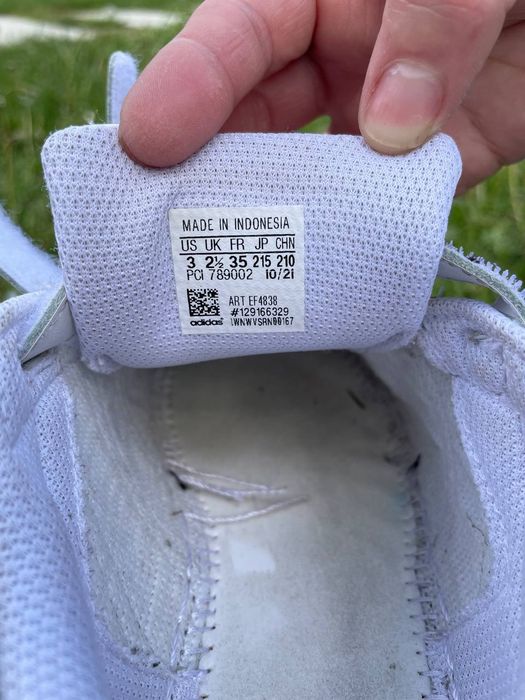 Кросівки adidas.