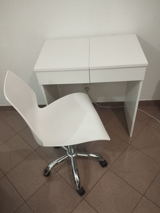 Mesa com cadeira