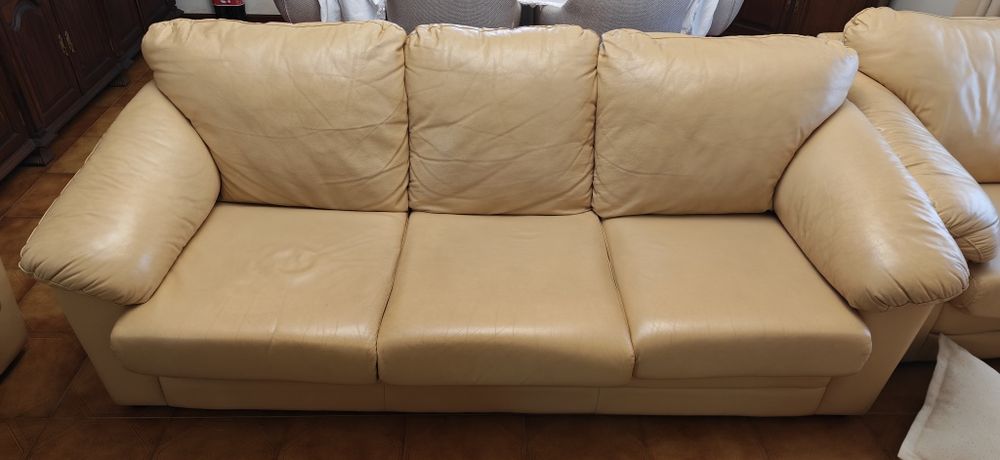 Sofá 3 lugares em pele  bom estado