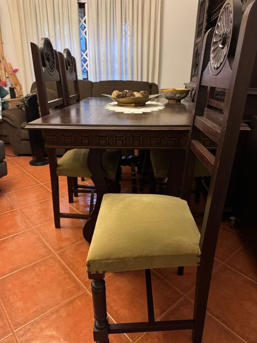 Mesa de madeira maciça e 6 cadeiras