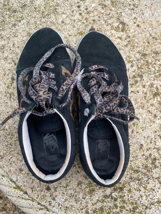 Vans pretas com padrão leopardo