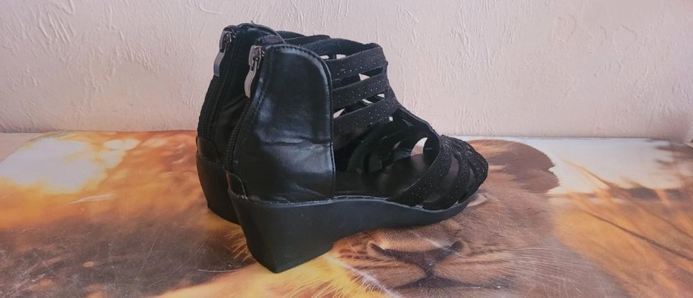 Buty sandały na koturnie