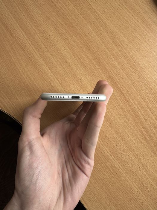 Apple Iphone 8 64 GB White в гарному стані