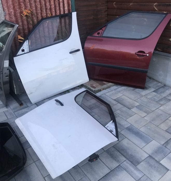 Двері ліві перед , дверь ліва задня skoda roomster 9102 срібло, замок