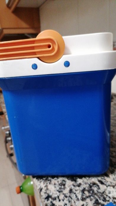 Geleira ou caixa térmica portátil  com 2 placas de gelo. Como nova.