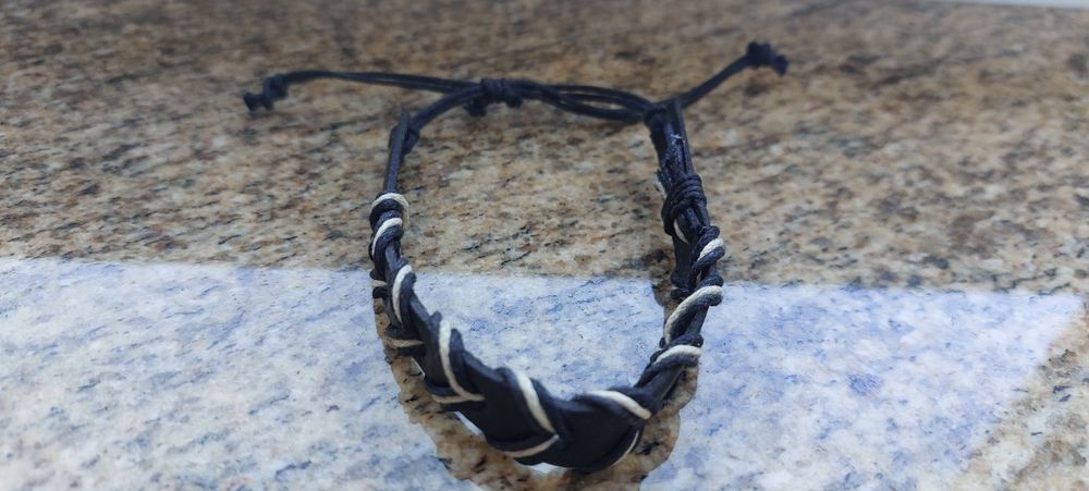 Skórzana Bransoletka czarna z ozdobnym splotem