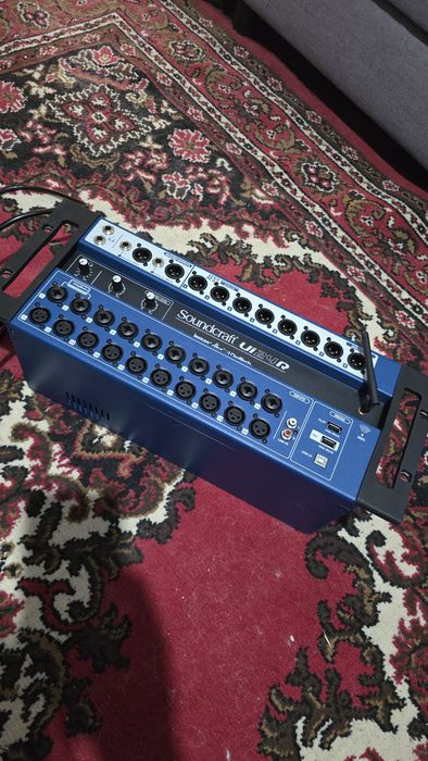 Soundcraft Ui24R — como nova