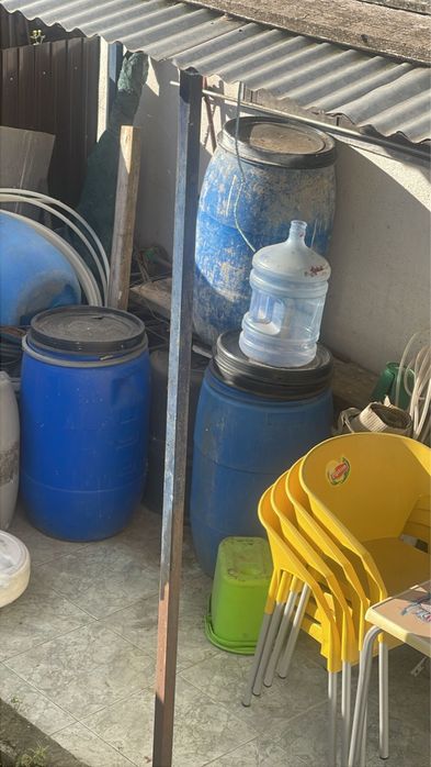 Varios bidons de varios tamanhos