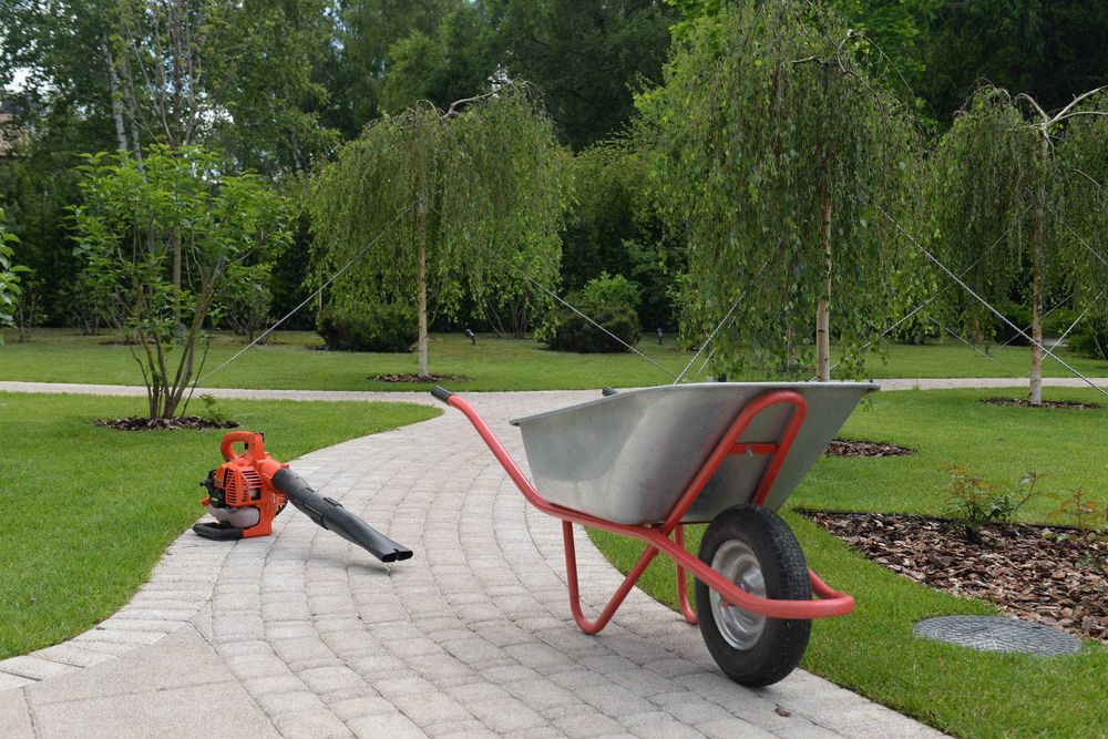 Уход за садом, стрижка хвойников, кустов, деревьев, уборка мусора