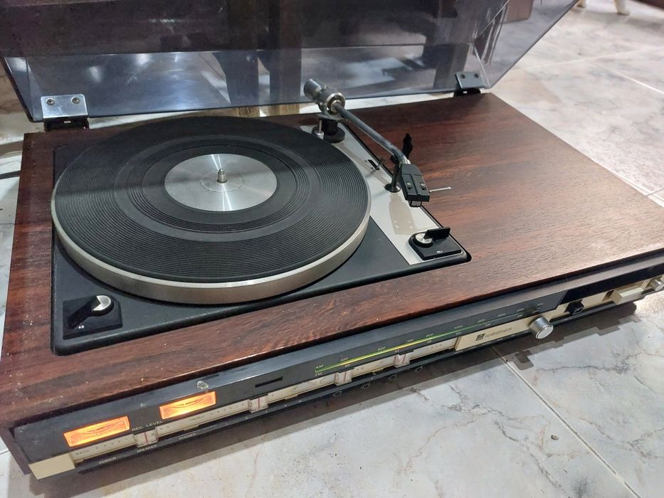 Music center vintage, modelo Wagner R300G para reparação 

O gira