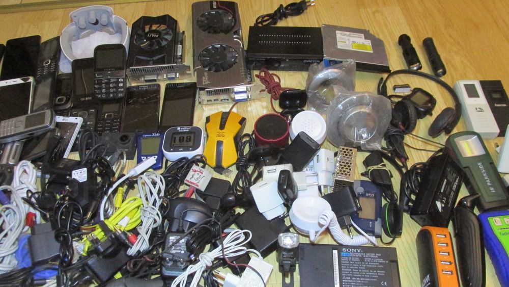 Telefony karty graficzne zasilacze piloty ponad 120szt