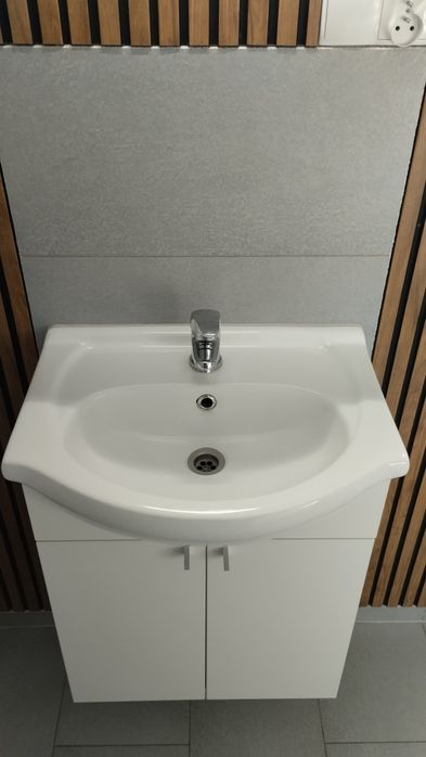 Sprzedam umywalkę na szafkę  z baterią BAHAMA 55 cm.