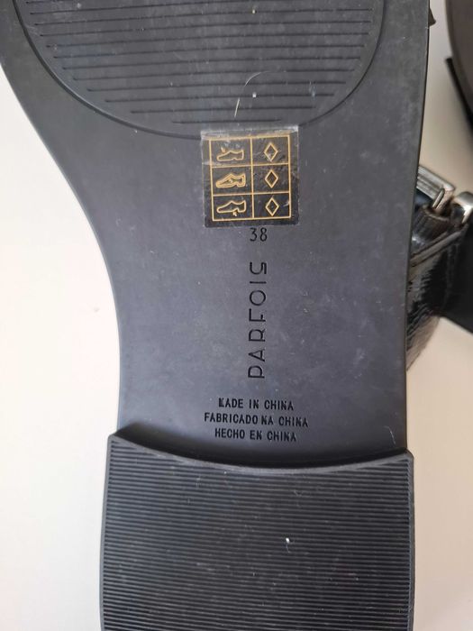 Sandálias rasas com fivelas e tachas