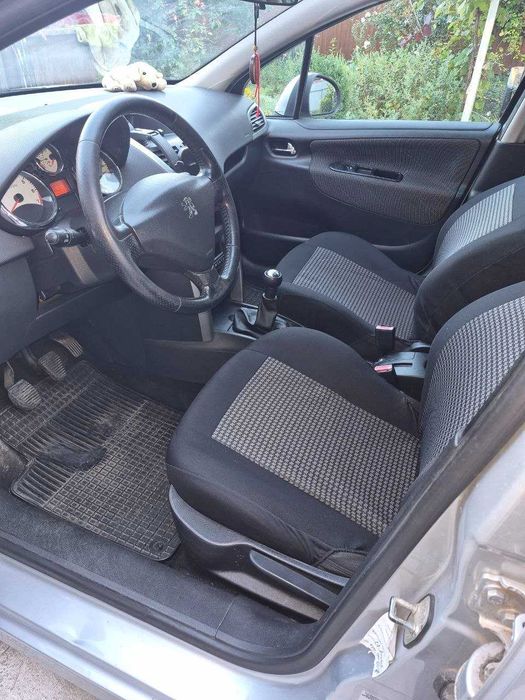 автомобіль Peugeot 207