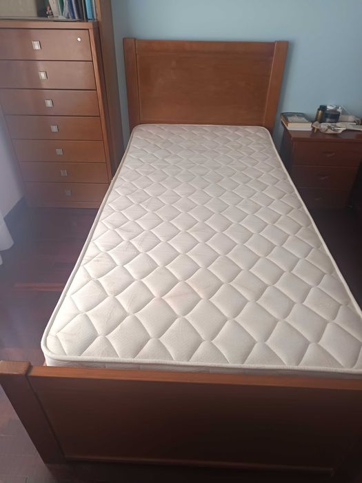 2 Camas de solteiro com estrado e colchão