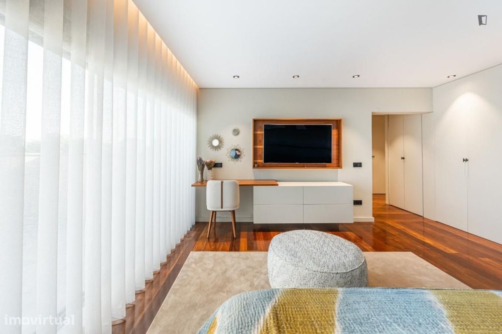 Quarto - localizado em Lordelo do Ouro Porto
