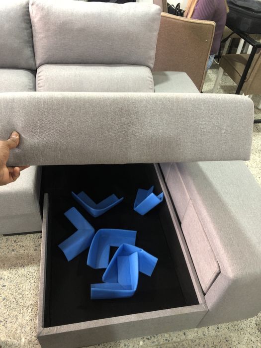 Sofa 3 luhares com bau de arrumação e 4 puffs