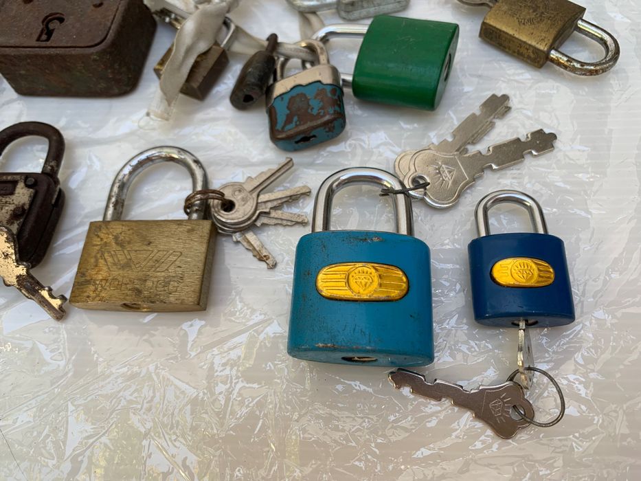 Lote com cadeados antigos e recentes