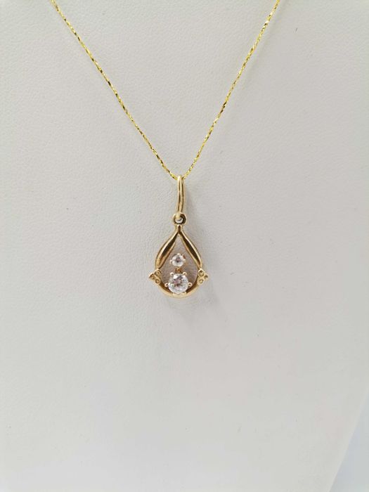 Złota zawieszka z cyrkoniami.