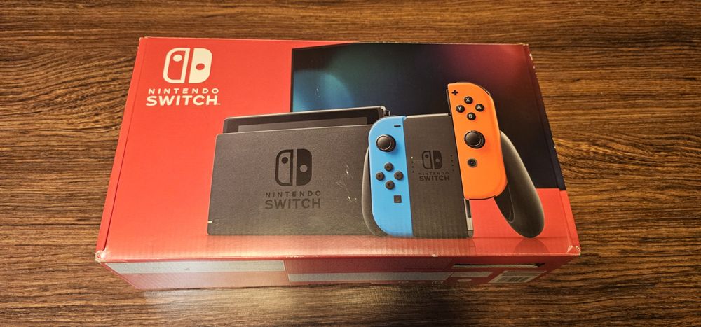 Konsola Nintendo Switch + etui + gra Pokemon Let's  Go Eevee