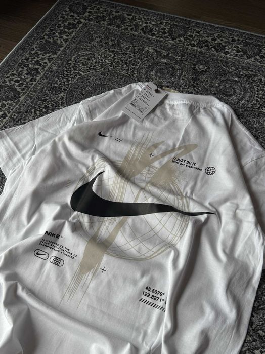 Біла футболка Nike