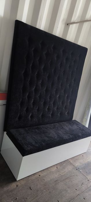 Siedzisko tapicerowane bardzo ładne.