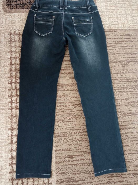 Джинсы женские с белой строчкой