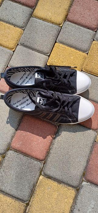 Кеди з текстилю Adidas.