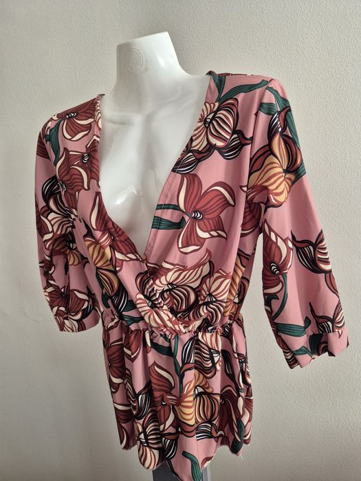 Blusa meia manga Decote em V

Tem elástico na zona da cintura
Tamanho