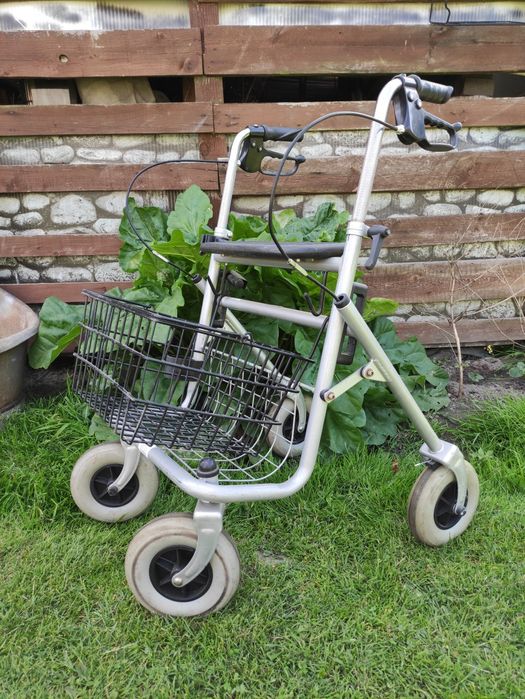 Chodzik balkonik dla osoby starszej niepełnosprawnej ruchowo