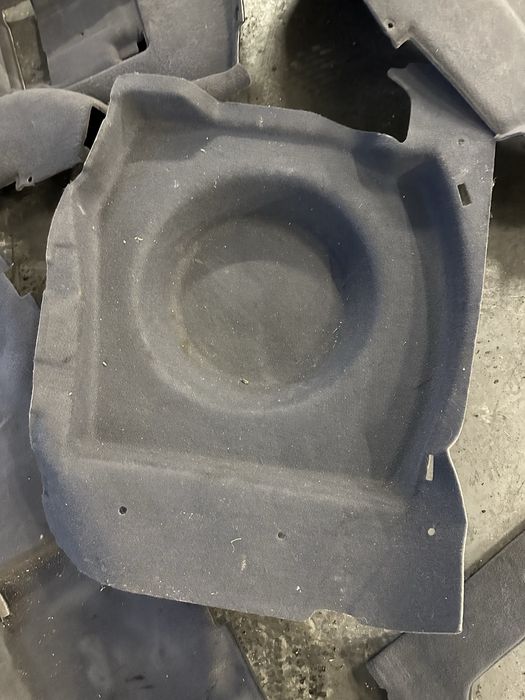 Wnętrze wykładzina bagażnika boczek mercedes w211