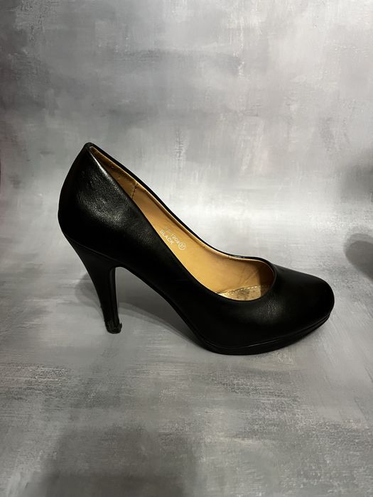 Klasyczne czarne buty na obcasie