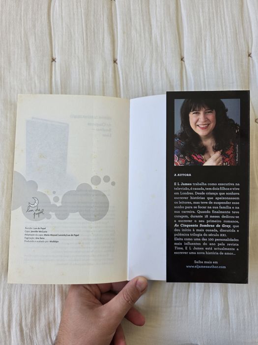 Livro "As Cinquenta Sombras de Grey" de E. L. James (romance)