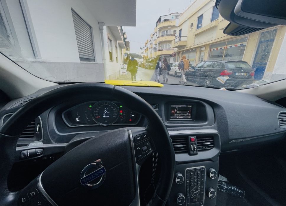 Volvo V40 1.6 D2 115cv Momentum Full Extras – Económico e Muito Estimado