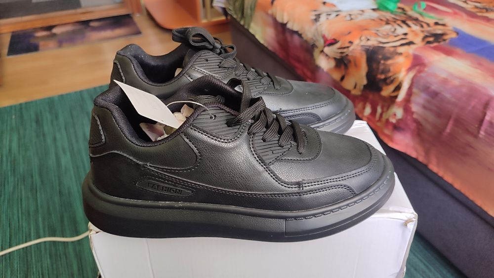 Нові кросівки весна осінь