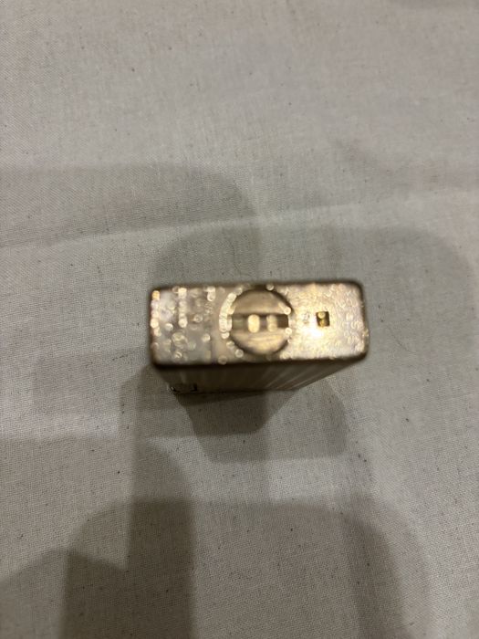 Vendo isqueiro de luxo vintage S.T. Dupont Paris, modelo clássico Ligne 1 com o icónico padrão guilloché de linhas verticais caneladas.