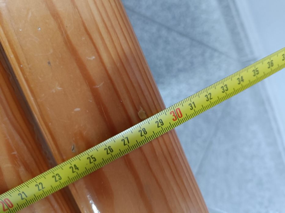 Bancos de madeira como novos