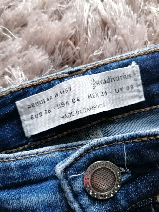 Jeansy z dziurami Stradivarius skinny