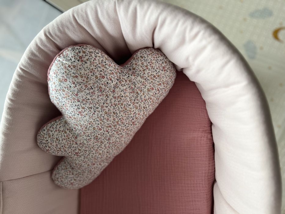 Alcofa e suporte com baloiço