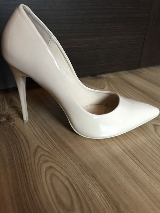 Szpilki beżowe Vices 39 Deezee